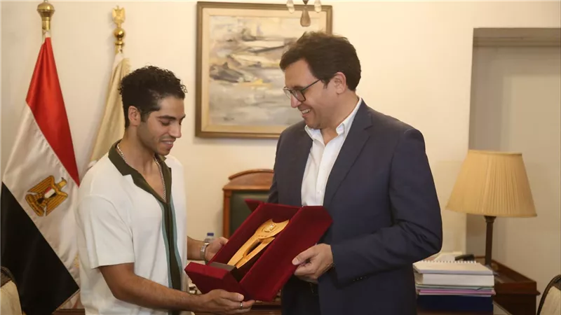 وزير الثقافة يكرم النجم العالمي مينا مسعود ويعلنه ممثلًا للثقافة والفنون المصرية في الخارج