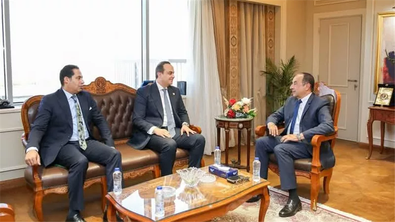 وزير قطاع الأعمال يبحث مع رئيس هيئة الرعاية الصحية تعزيز التعاون المشترك