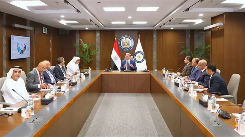  وزير البترول يبحث مع مجموعة موانئ أبو ظبي سبل تعزيز التعاون المشترك