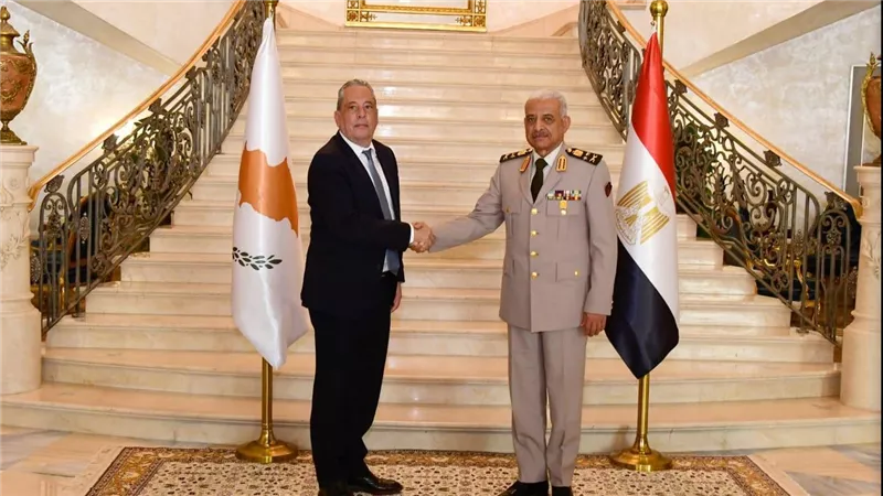 الفريق أول عبد المجيد صقر القائد العام للقوات المسلحة وزير الدفاع والإنتاج الحربى يلتقى وزير الدفاع القبرصى 