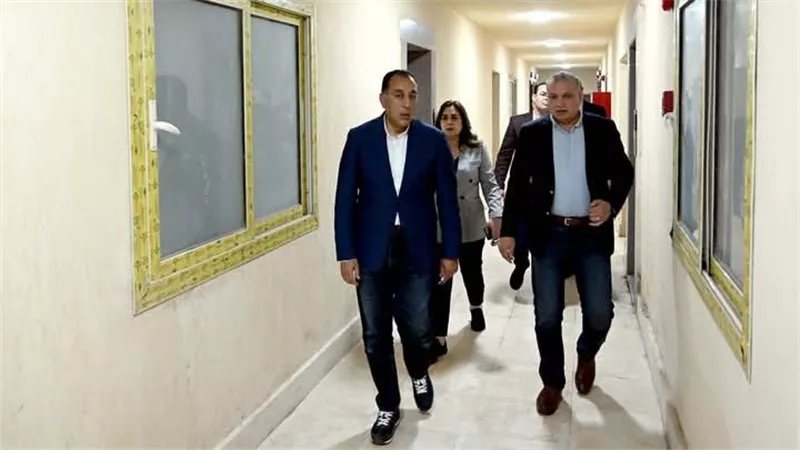 رئيس الوزراء يتفقد مشروع إسكان لمحدودى الدخل بالعجيزي نفذه صندوق التنمية الحضرية