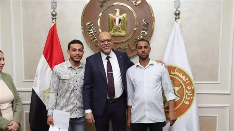 وزير العمل يُسلم عقود عمل للمتقدمين على فرص عمل بالإمارات