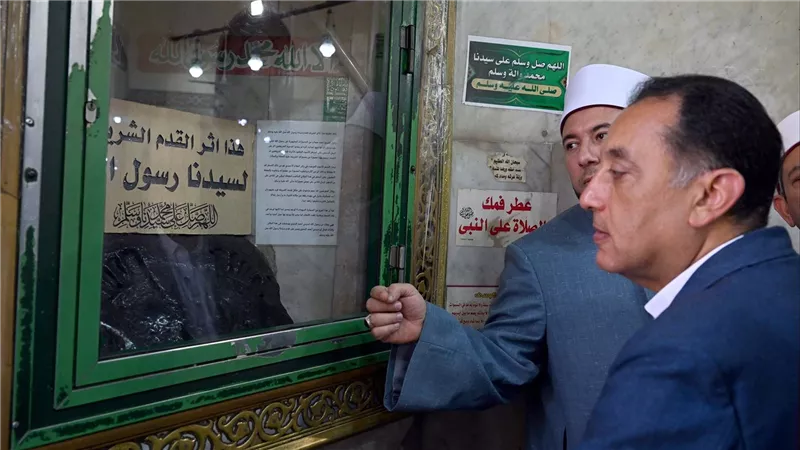 رئيس الوزراء يتفقد أعمال تطوير مسجد 