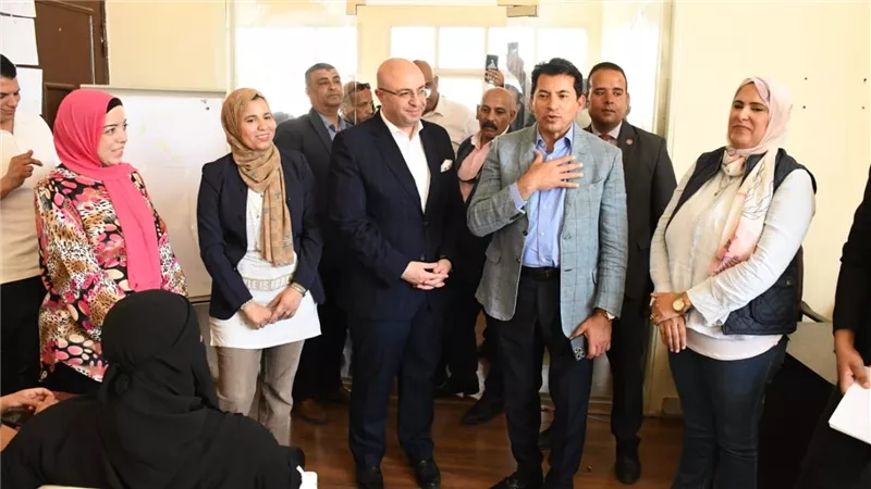 وزير الشباب ومحافظ بني سويف يتفقدون الأنشطة والمشروعات داخل مركز التنمية الشبابية