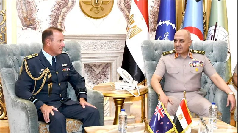 الفريق أحمد خليفة رئيس أركان حرب القوات المسلحة يلتقى قائد قوة دفاع نيوزيلندا