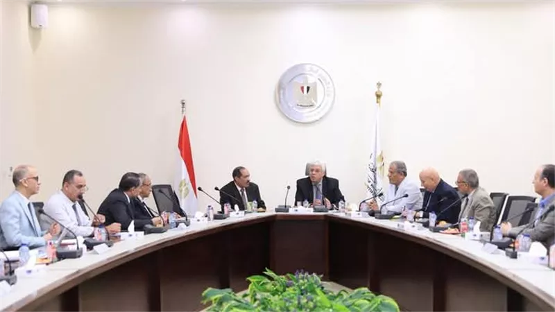  وزير التعليم العالي يعقد اجتماعًا مع أعضاء اللجنة الوزارية لتعيين أعضاء هيئة التدريس بالمعاهد العليا