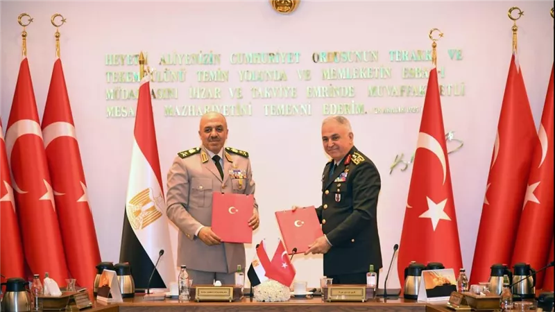 الفريق أحمد خليفة رئيس أركان حرب القوات المسلحة يعود إلى أرض الوطن بعد إنتهاء زيارته الرسمية لدولة تركيا