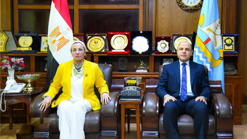 وزيرة البيئة تلتقى محافظ كفرالشيخ قبيل انطلاق مؤتمر 