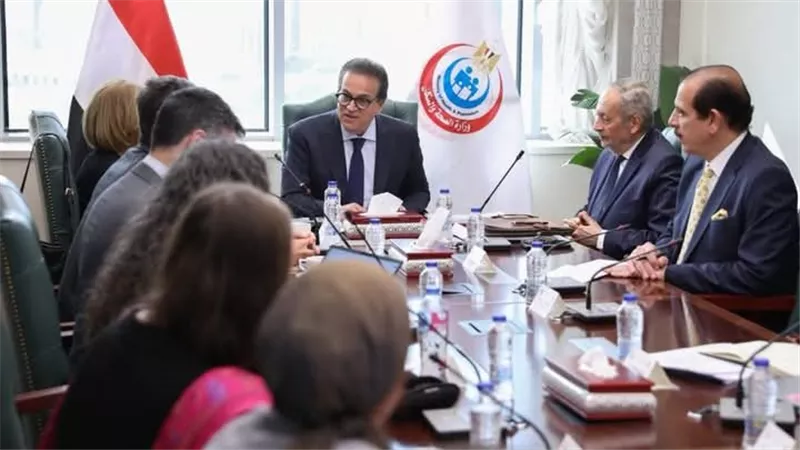 نائب رئيس الوزراء وزير الصحة يبحث مع وفد البنك الدولي تعزيز التعاون في ملف التنمية البشرية