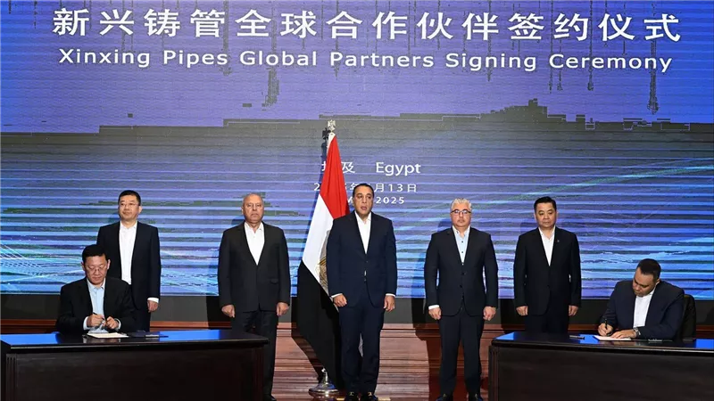 رئيس الوزراء يشهد توقيع 4 تعاقدات مع مصنع شركة 