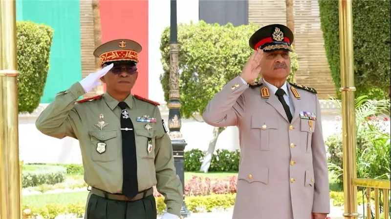 وزير الدفاع والإنتاج الحربى يلتقى نظيره بدولة مدغشقر