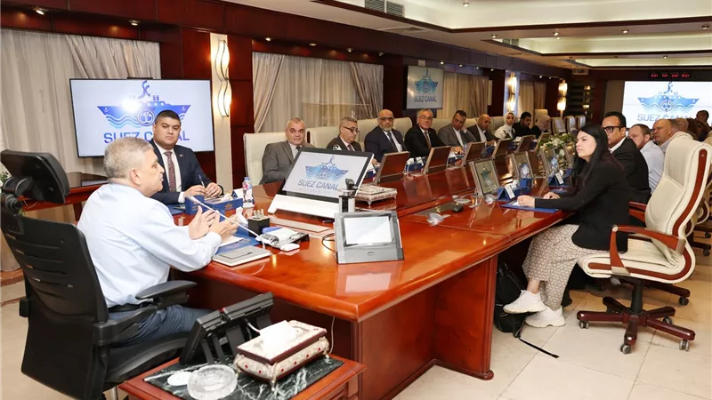 رئيس هيئة قناة السويس يلتقي وفد مجموعة ميرسك العالمية لبحث سبل التعاون المشترك 