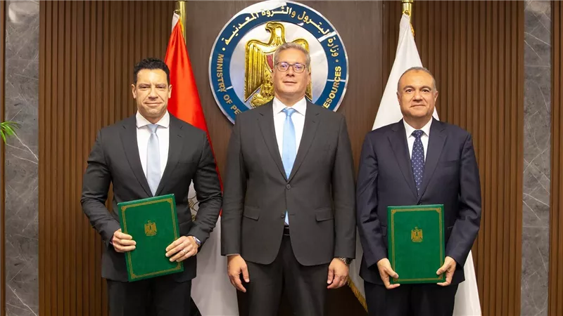 وزير البترول يشهد توقيع اتفاقية بين الشركة القابضة للغازات الطبيعية 