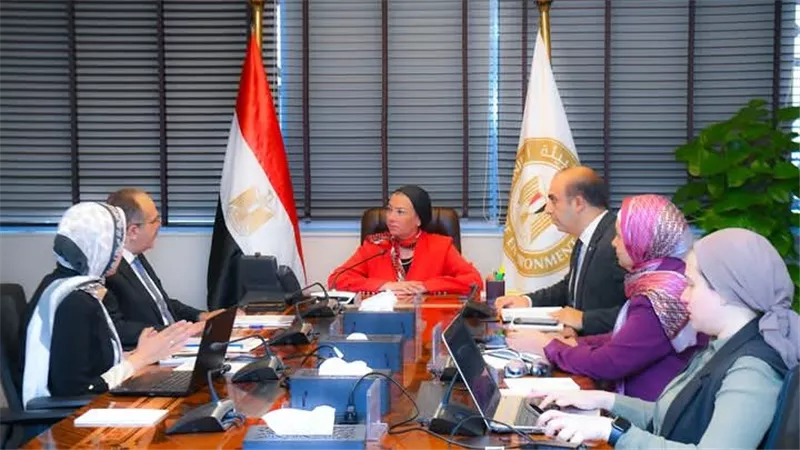 وزيرة البيئة تبحث مع رئيس شركة المقاولون العرب التعاون فى مجال إعادة تدوير مخلفات الهدم