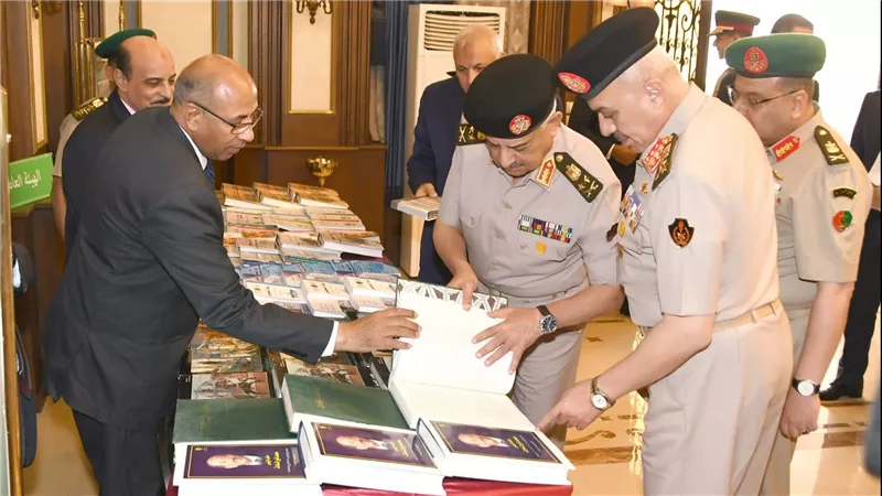 الفريق أول عبد المجيد صقر القائد العام للقوات المسلحة وزير الدفاع والإنتاج الحربى يشهد مناقشة البحث الرئيسى لهيئة البحوث العسكرية  