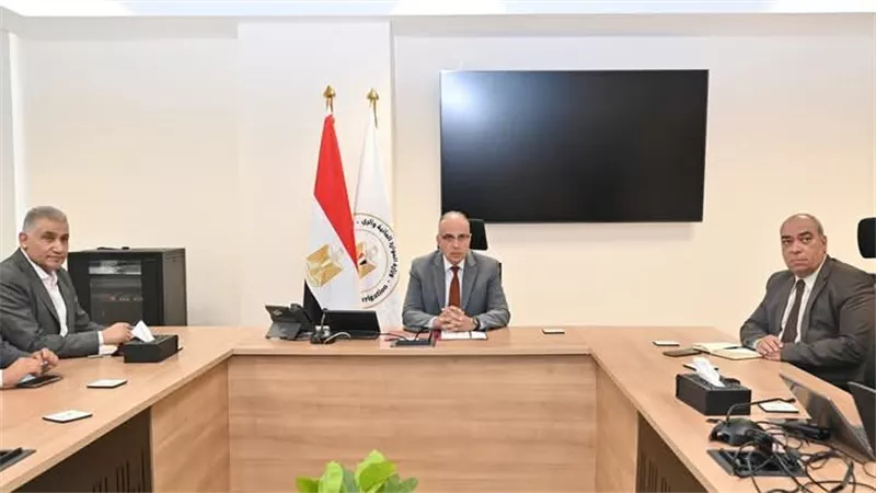 وزير الري يتابع موقف تسهيل إجراءات إصدار تراخيص المياه الجوفية 