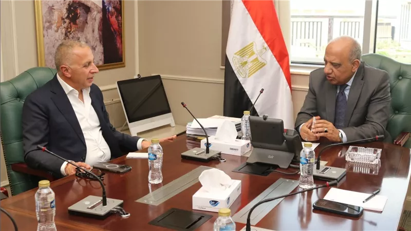 وزير الكهرباء يبحث مع مجموعة 