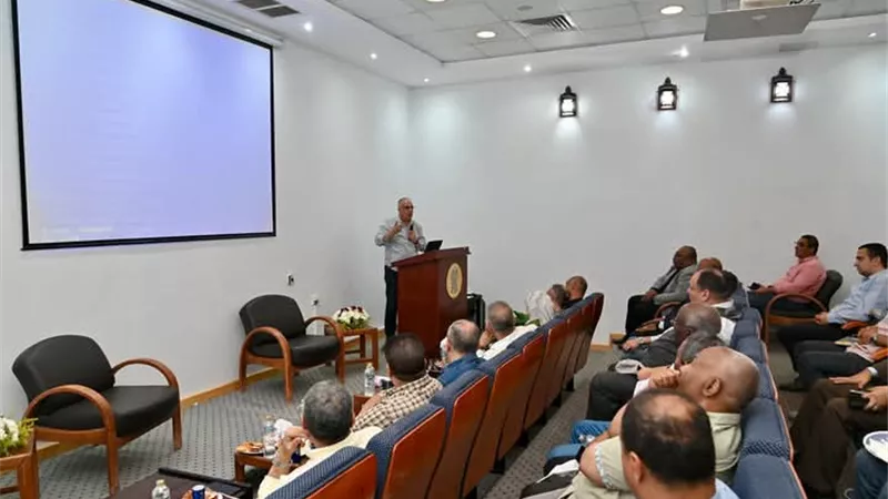 في ثاني أيام زيارته لمحافظة أسوان.. وزير الري يلتقي بالمهندسين العاملين بهيئة السد العالي