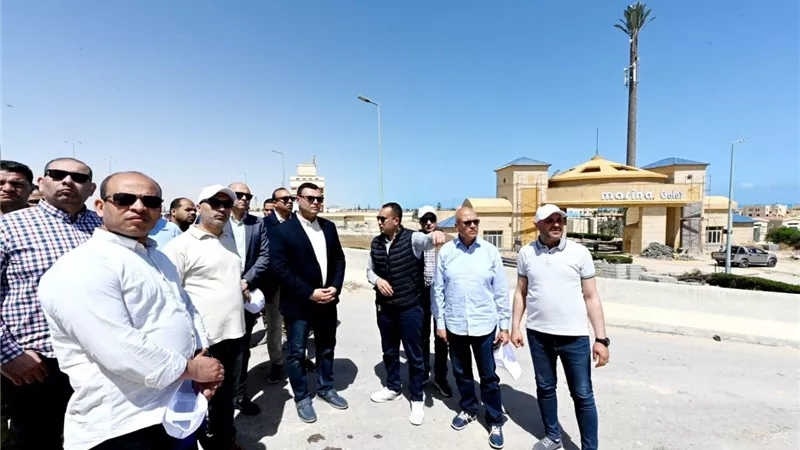 وزير الإسكان يتفقد أعمال رفع كفاءة طريق الازدواج وإنشاء سور منطقة الشانزلزيه وتطوير البوابات والمداخل بمركز مارينا العلمين