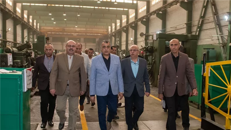 وزير الدولة للإنتاج الحربي يتابع مراحل التصنيع بشركة حلوان للصناعات الهندسية ( مصنع 99 الحربى ) 