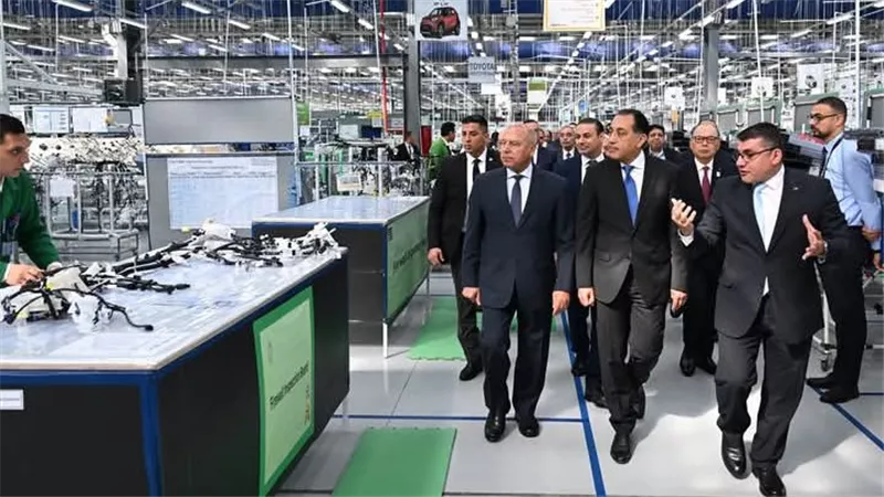 عقب افتتاحه.. رئيس الوزراء يقوم بجولة تفقدية بالمصنع الجديد لـ 