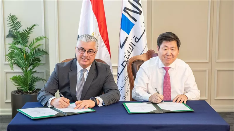 باستثمارات 17 مليون دولار.. رئيس اقتصادية قناة السويس يوقع عقد مشروع شركة 