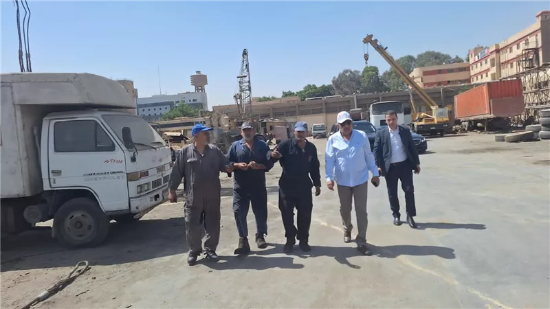 وزير الكهرباء يتفقد ورش صيانة المعدات والمركبات الثقيلة والخفيفة وجراج المركبات ومخازن التشوين والتكهين 