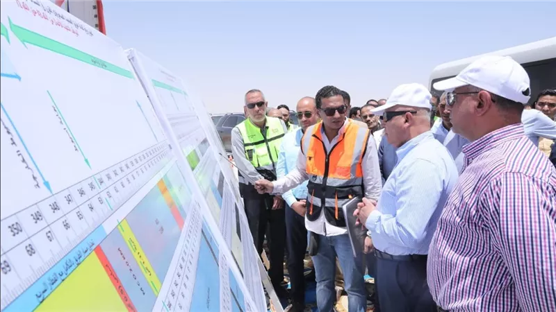 وزير الصناعة والنقل يتفقد مواقع العمل بالخط الثاني للقطار الكهربائي السريع في المسافة من المنيا حتى سوهاج