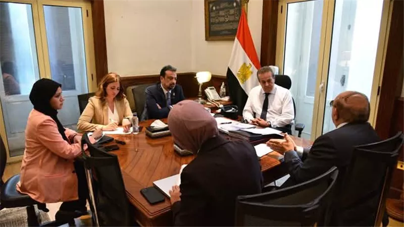 نائب رئيس مجلس الوزراء وزير الصحة يبحث مسارات التعليم التخصصي والدراسات العليا للأطباء