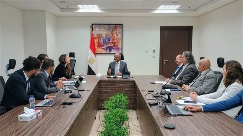 نائب وزير الإسكان يستقبل بعثة الوكالة الفرنسية للتنمية لبحث مجالات التعاون