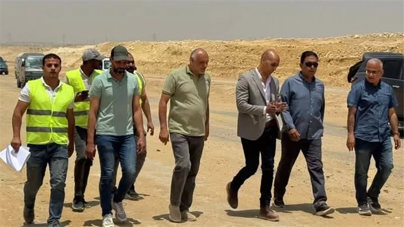 وزير الإسكان يتابع مشروعات المرافق والطرق الجارية بالتوسعات الجنوبية لمدينة القاهرة الجديدة