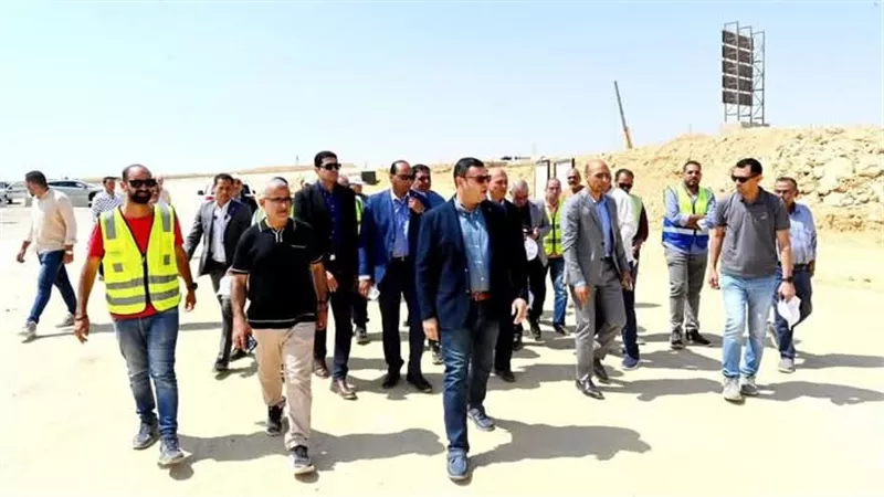 وزير الإسكان يتفقد مشروعات المرافق والطرق الجارية بالامتداد الجنوبي بمدينة القاهرة الجديدة