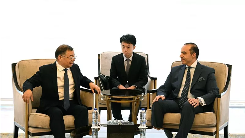 وزير الشئون النيابية والقانونية والتواصل السياسي يستقبل عضو المكتب السياسي للحزب الشيوعي الصيني