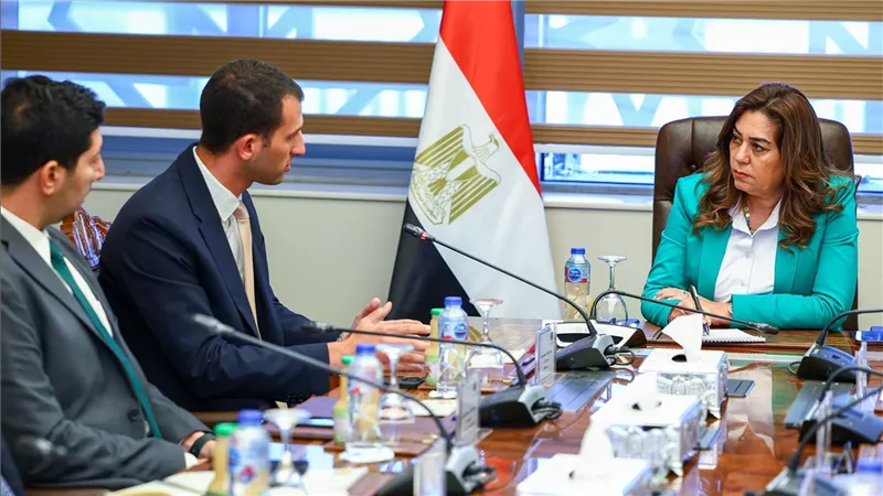 وزيرة التنمية المحلية تبحث مع ممثلي شركة 