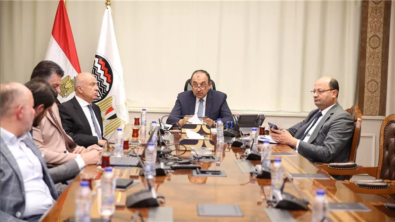 وزير قطاع الأعمال يلتقي وفدًا من 
