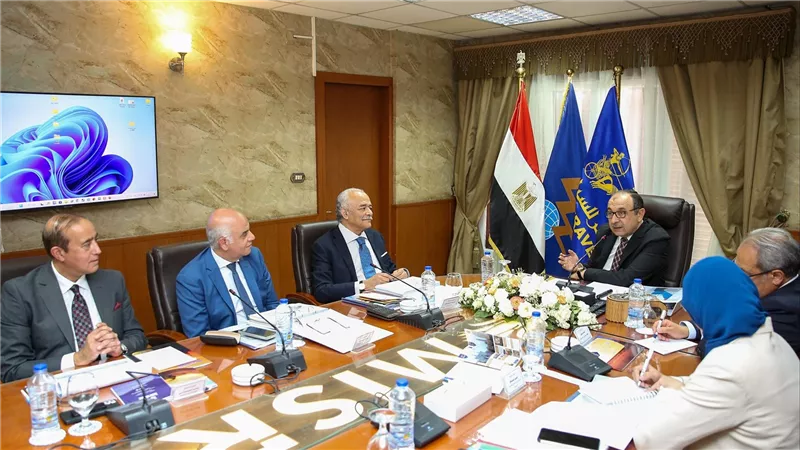 وزير قطاع الأعمال يعقد اجتماعًا موسعًا لمتابعة مستجدات العمل في عدد من المشروعات السياحية والفندقية