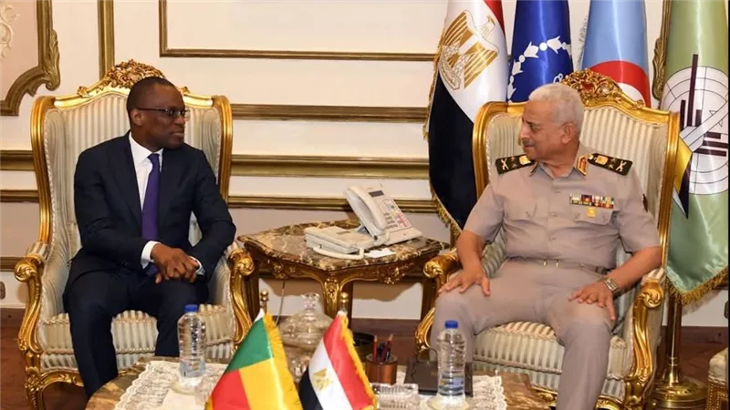 الفريق أول عبد المجيد صقر القائد العام للقوات المسلحة وزير الدفاع والإنتاج الحربى  يلتقى وزير خارجية جمهورية بنين