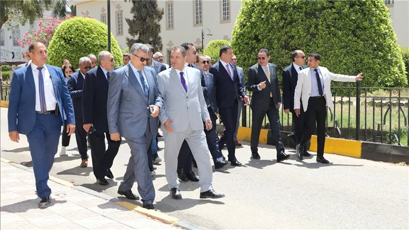 وزير الزراعة ورئيسا لجنتي الزراعة بمجلسي النواب والشيوخ وعدد من أعضاء المجلسين يتفقدون المتحف الزراعي 