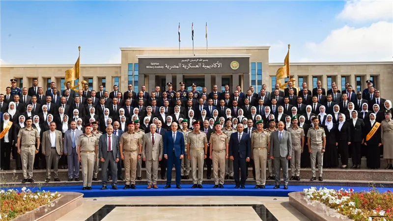 الأكاديمية العسكرية المصرية تحتفل بتخرج دورتين تدريبيتين لمهندسى وزارة الموارد المائية والرى ومهندسى المركز الوطنى لتخطيط إستخدامات أراضى الدولة بعد إتمام فترة تأهيلهم