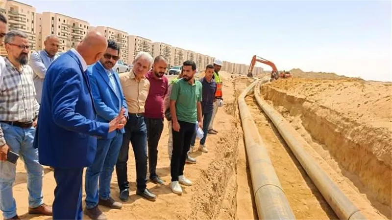 وزير الإسكان يتابع مشروعات المرافق الجاري تنفيذها بالعبور الجديدة