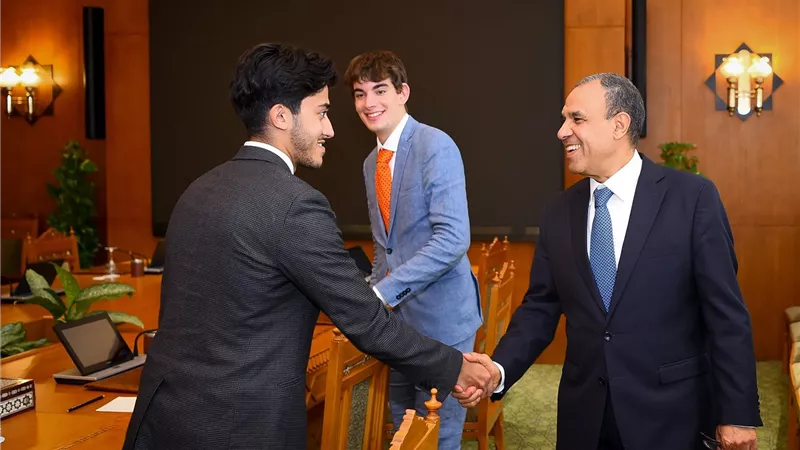 وزير الخارجية والهجرة يلتقي بمجموعة من الطلاب في الجامعات بالمملكة المتحدة