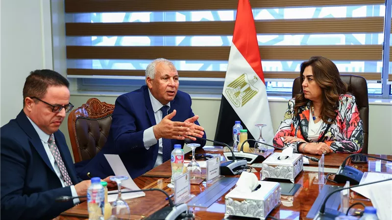 وزيرة التنمية المحلية تتابع مع محافظ الوادي الجديد الخطوات التنفيذية لإنشاء مركز إنتاج الحرير الطبيعي