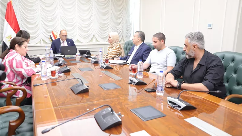 وزير العمل يبحث مع وفدِ من 