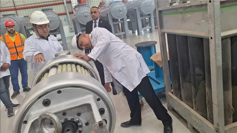  وزير الكهرباء والطاقة المتجددة فى زيارة ميدانية إلى مصانع شركة 