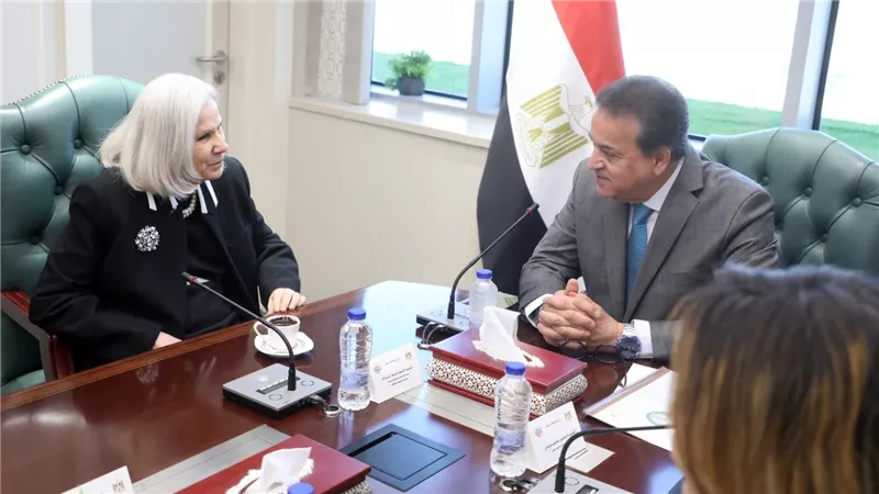 نائب رئيس مجلس الوزراء وزير الصحة والسكان يُكرم السفيرة هيفاء ابو غزالة تقديرًا لجهودها 