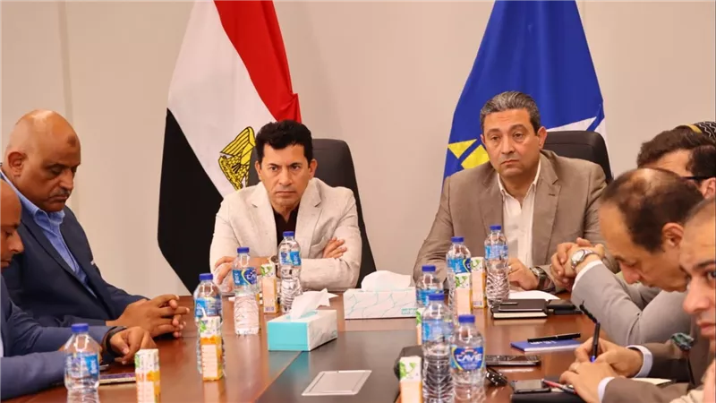  وزير الشباب والرياضة ومحافظ دمياط يجتمعان مع نواب مجلسي النواب والشيوخ بديوان عام المحافظة