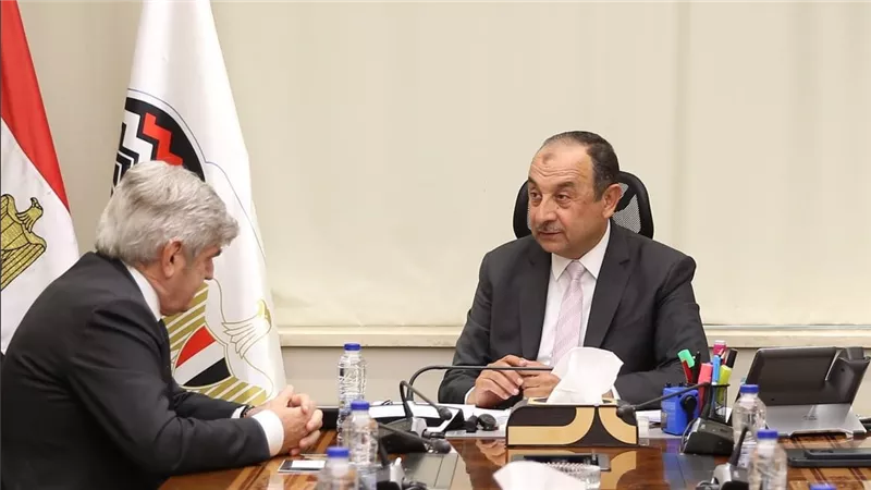وزير قطاع الأعمال يبحث مع الرئيس التنفيذي لمجموعة 