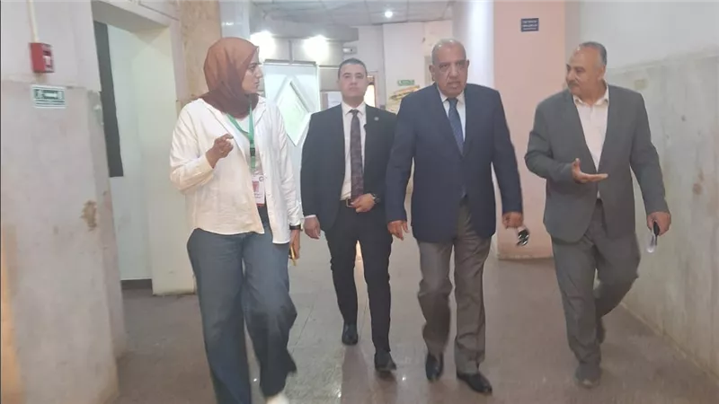 وزير الكهرباء والطاقة المتجددة يتفقد مستشفى الكهرباء بمنطقة ألماظة ويجري حوارات مع العاملين والمرضى