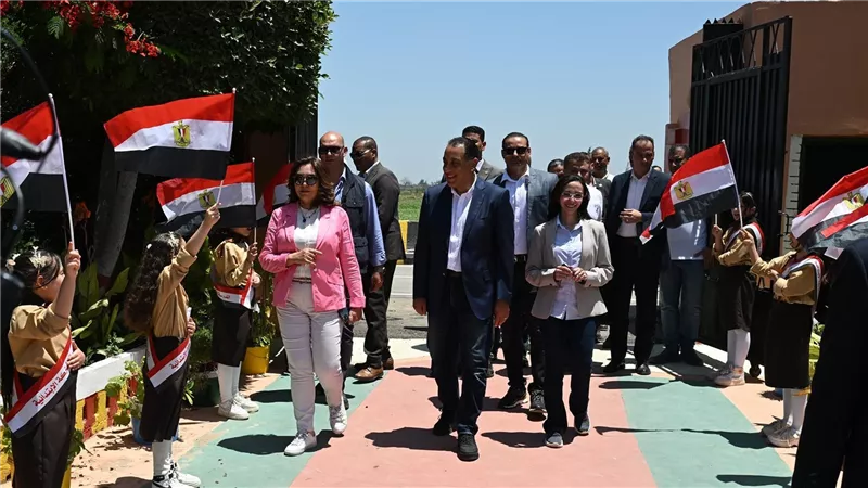 رئيس الوزراء يتفقد مدرسة رزق درويش الابتدائية بزاوية صقر