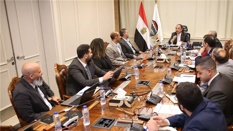  وزير قطاع الأعمال يبحث مع 